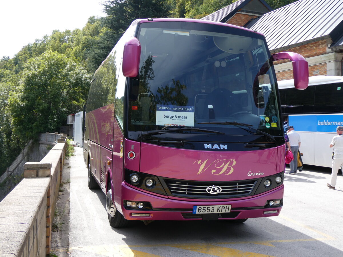(267'078) - Vil� Betrui, Organy� - 6553 KPH - MAN/Beulas am 16. September 2024 beim Bahnhof Ribes de Freser