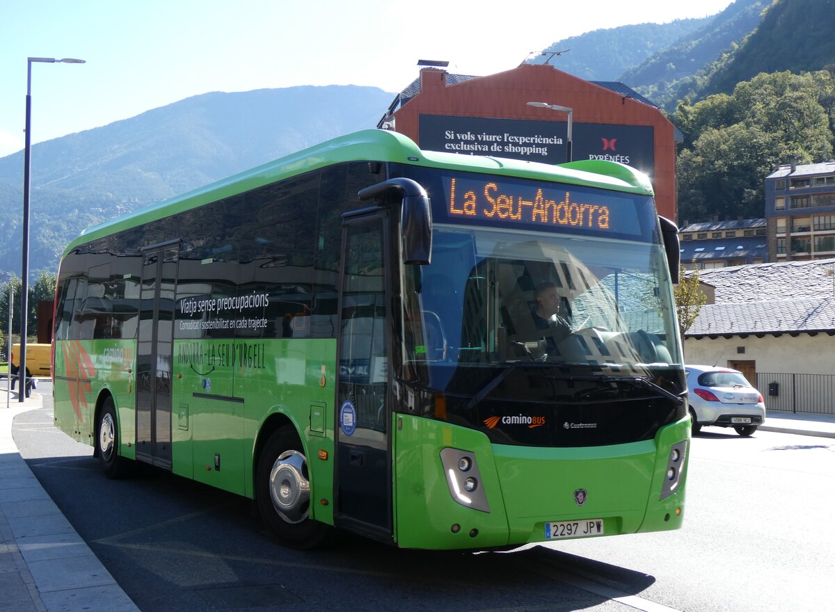 (267'282) - Camino Bus, Escaldes-Engordany - 2297 JPW - Scania/Castrosua am 19. September 2024 in Andorra la Vella, Estaci� Nacional Autobusos (spanisches Kennzeichen)