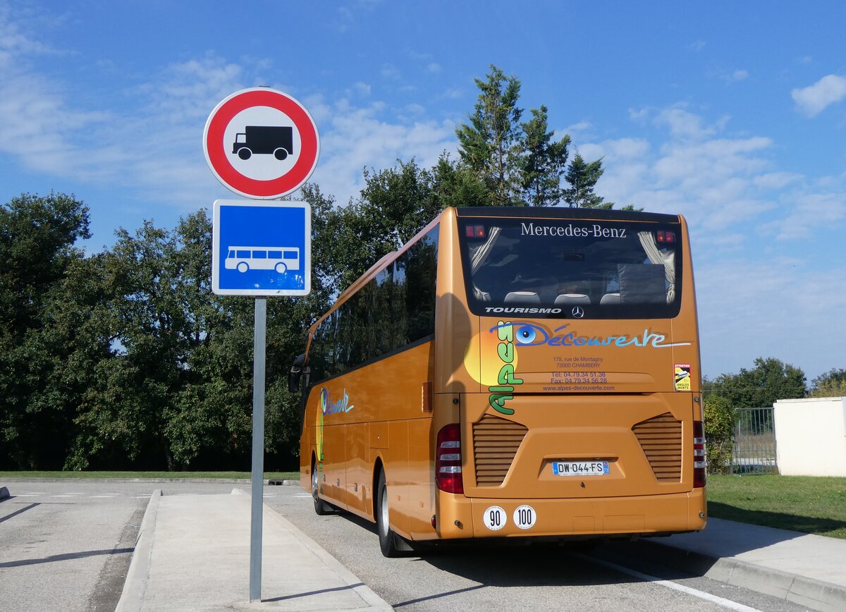 (267'390) - Alpes D�couverte, Chamb�ry - DW 044 FS - Mercedes am 21. September 2024 in La Baume d'Hostun, Rastst�tte 
