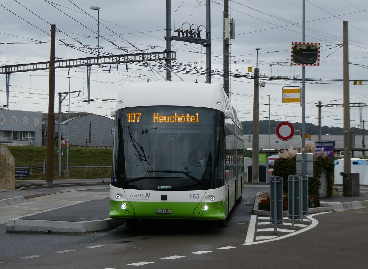 (267'613) - transN, La Chaux-de-Fonds - Nr. 165/NE 209'165 - Hess/Hess Gelenktrolleybus am 1. Oktober 2024 beim Bahnhof Marin-�pagnier
