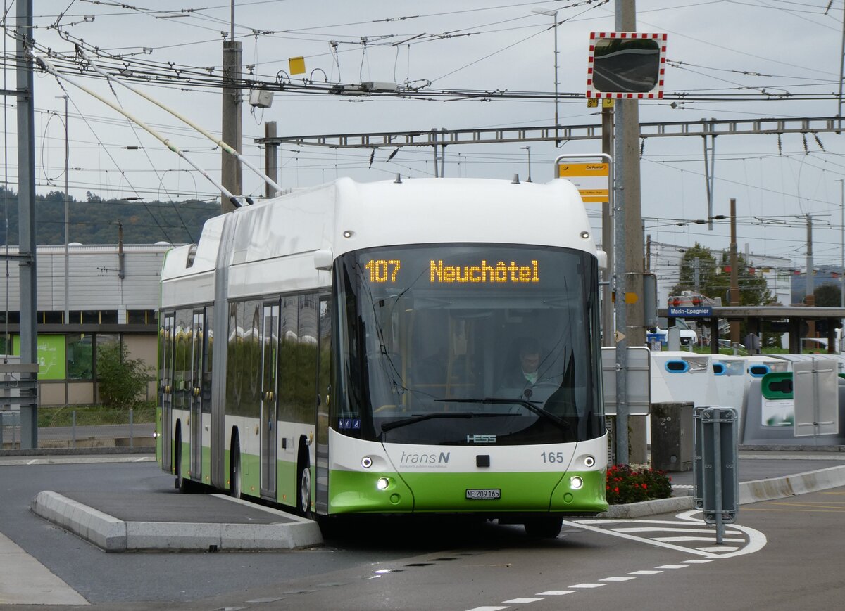 (267'614) - transN, La Chaux-de-Fonds - Nr. 165/NE 209'165 - Hess/Hess Gelenktrolleybus am 1. Oktober 2024 beim Bahnhof Marin-�pagnier