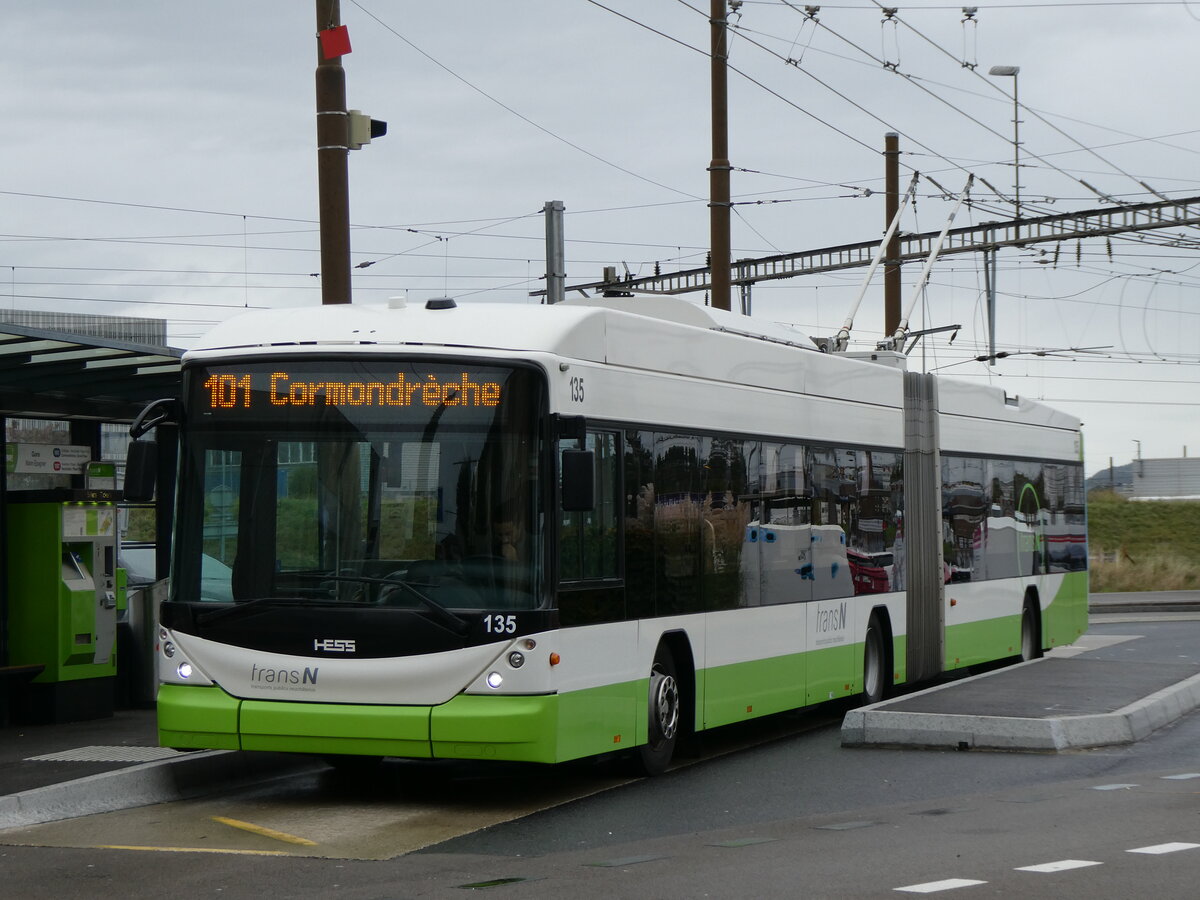 (267'615) - transN, La Chaux-de-Fonds - Nr. 135 - Hess/Hess Gelenktrolleybus (ex TN Neuch�tel Nr. 135) am 1. Oktober 2024 beim Bahnhof Marin-�pagnier