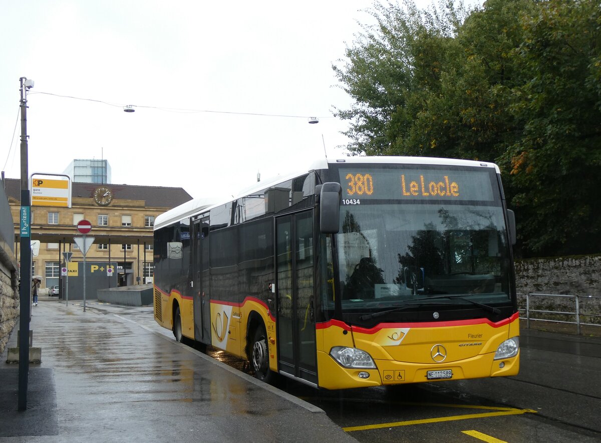 (267'659) - CarPostal Ouest - NE 112'589/PID 10'434 - Mercedes am 1. Oktober 2024 beim Bahnhof Neuch�tel