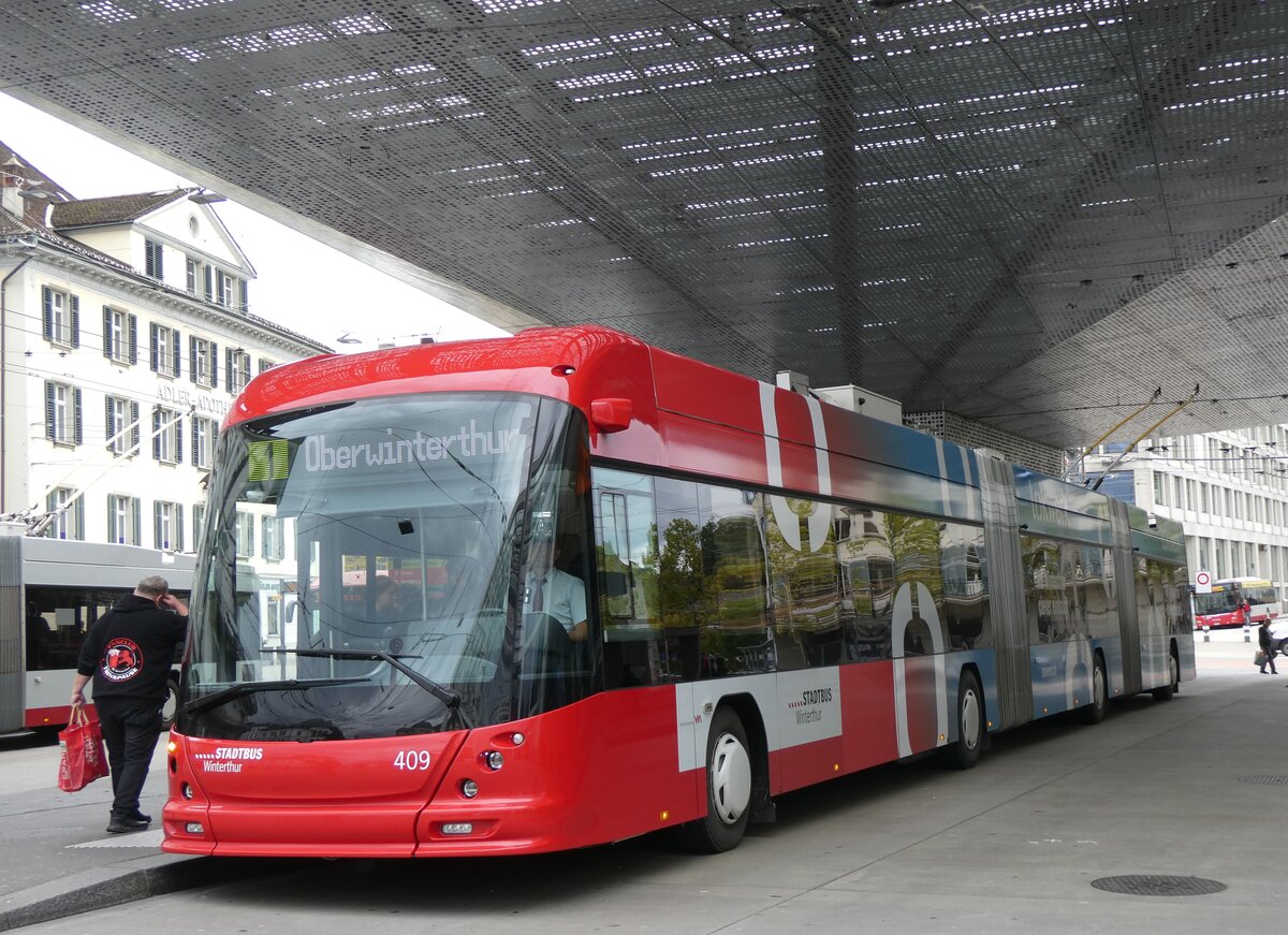 (267'689) - SW Winterthur - Nr. 409 - Hess/Hess Doppelgelenktrolleybus am 3. Oktober 2024 beim Hauptbahnhof Winterthur