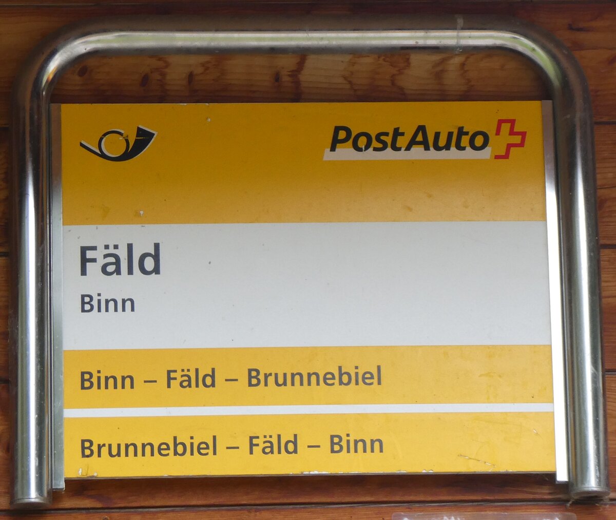 (267'768) - PostAuto-Haltestellenschild - Binn, F�ld - am 6. Oktober 2024