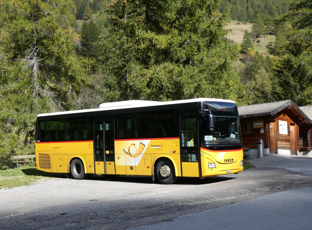(267'782) - Seiler, Ernen - VS 464'701/PID 10'743 - Iveco (ex PostAuto Wallis) am 6. Oktober 2024 in Binn, F�ld