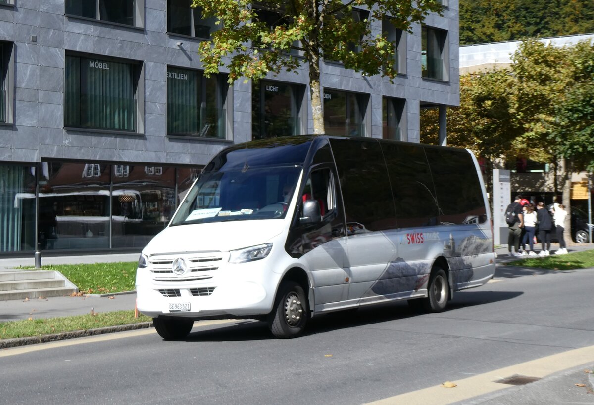 (267'810) - Swisstours Transport, Gen�ve - GE 963'821 - Mercedes am 7. Oktober 2024 beim Bahnhof Interlaken Ost 