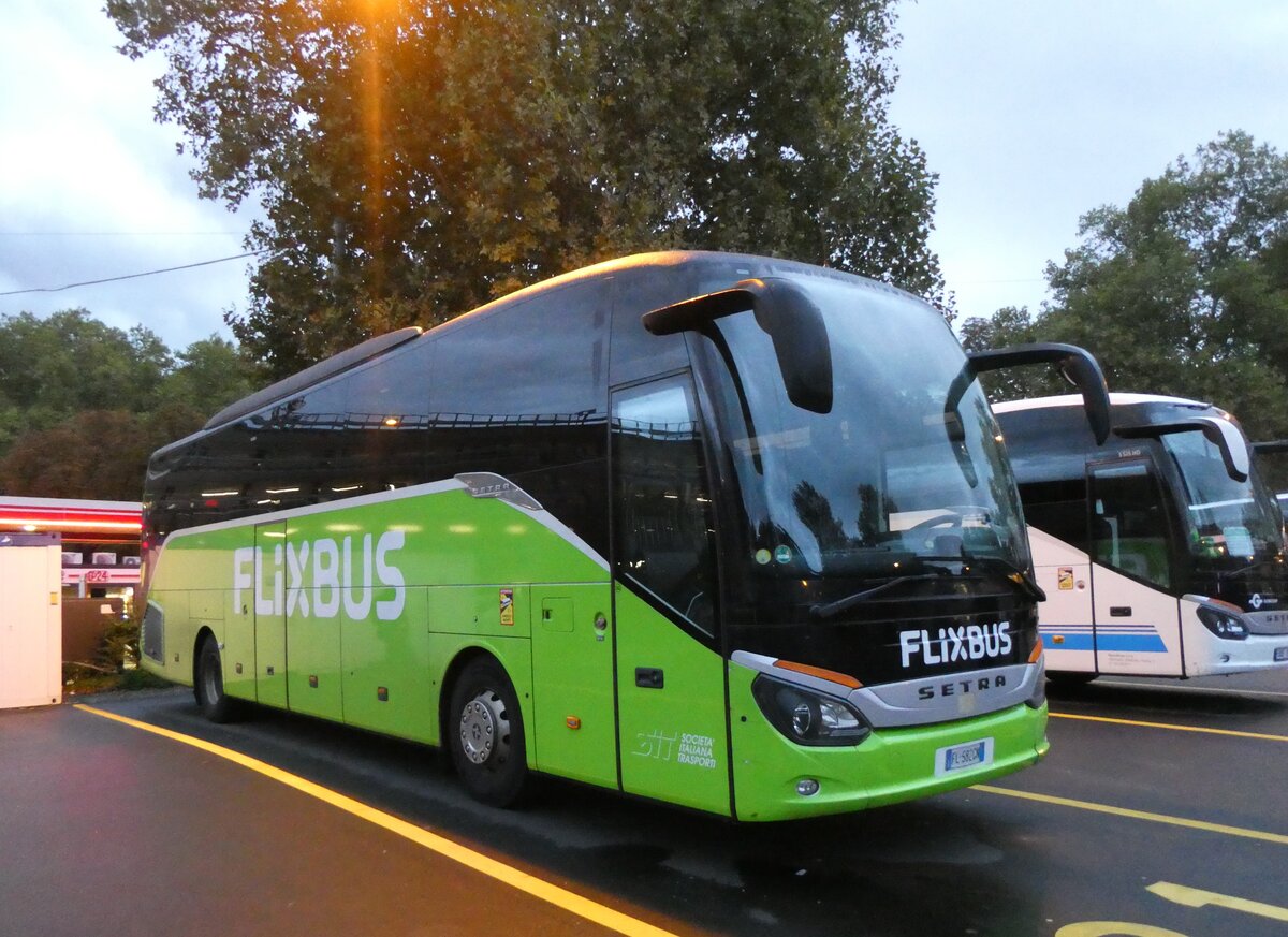 (267'834) - Aus Italien: SIT Roma - FL-582 GN - Setra am 8. Oktober 2024 in Z�rich, Sihlquai