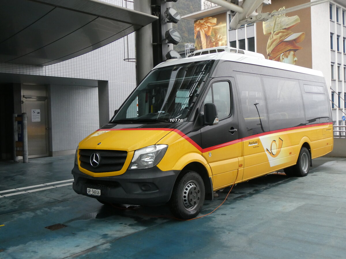 (267'904) - PostAuto Graub�nden - GR 56'016/PID 10'176 - Mercedes am 8. Oktober 2024 in Chur, Postautostation