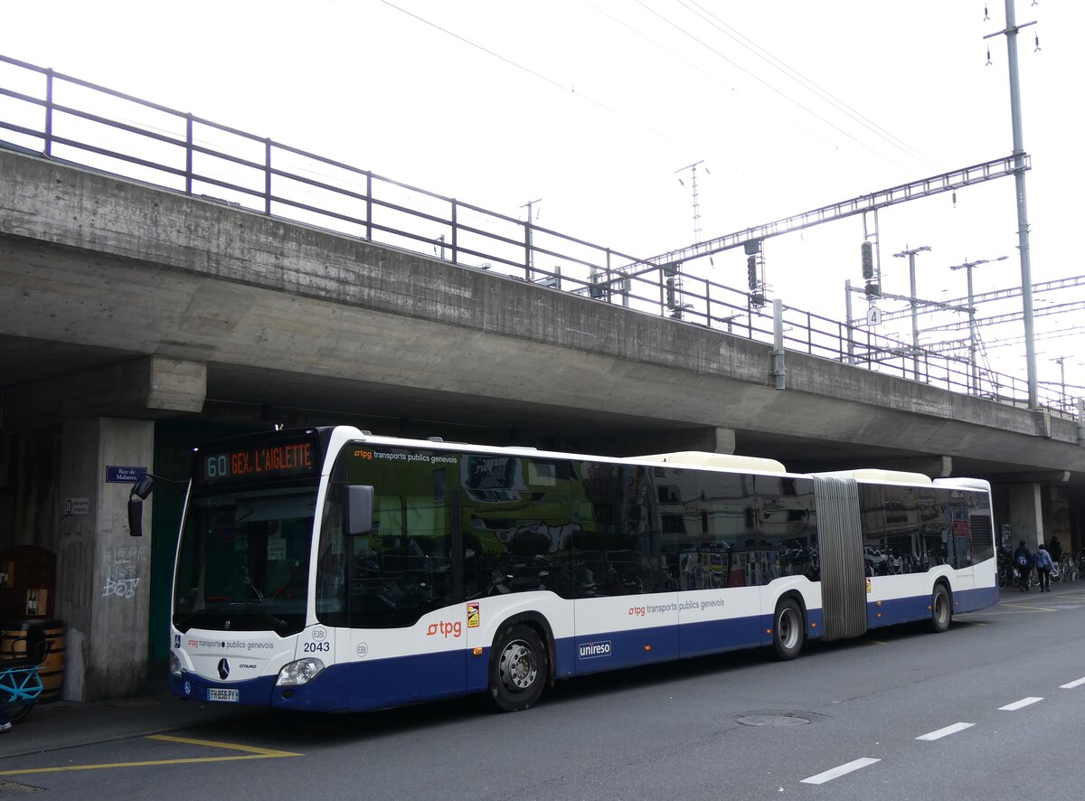 (267'920) - Aus Frankreich: RDTA Bourg-en-Bresse - Nr. 2043/FH 858 PY - Mercedes am 10. Oktober 2024 beim Bahnhof Gen�ve