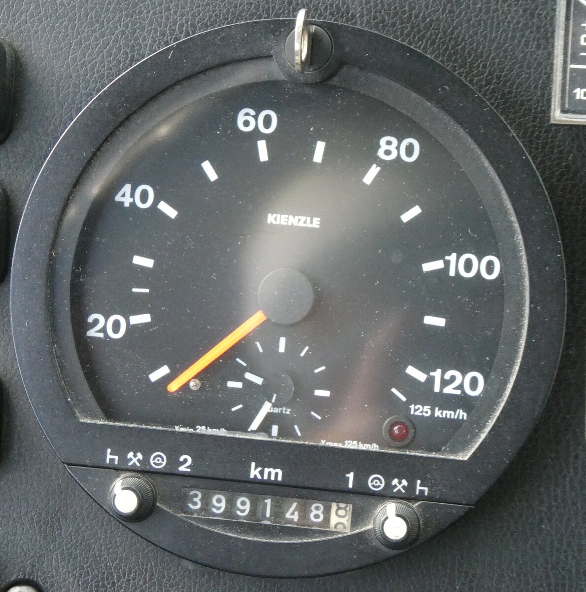 (268'001) - Aus Deutschland: Hahn, M�nchen - Nr. 6/M-MB 309H - Mercedes (ex M�ller, CH-Ennetmoos Nr. 6; ex Portenier, CH-Adelboden Nr. 6/PID 492; ex Geiger, CH-Adelboden Nr. 6) am 12. Oktober 2024 beim Bahnhof Reichenbach (Detailaufnahme - 399'148,8 Kilometer)
