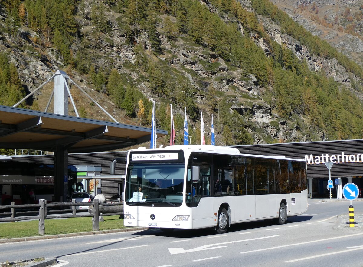 (268'346) - Welti-Furrer, Bassersdorf - Nr. 92/ZH 953'709 - Mercedes am 21. Oktober 2024 beim Bahnhof T�sch