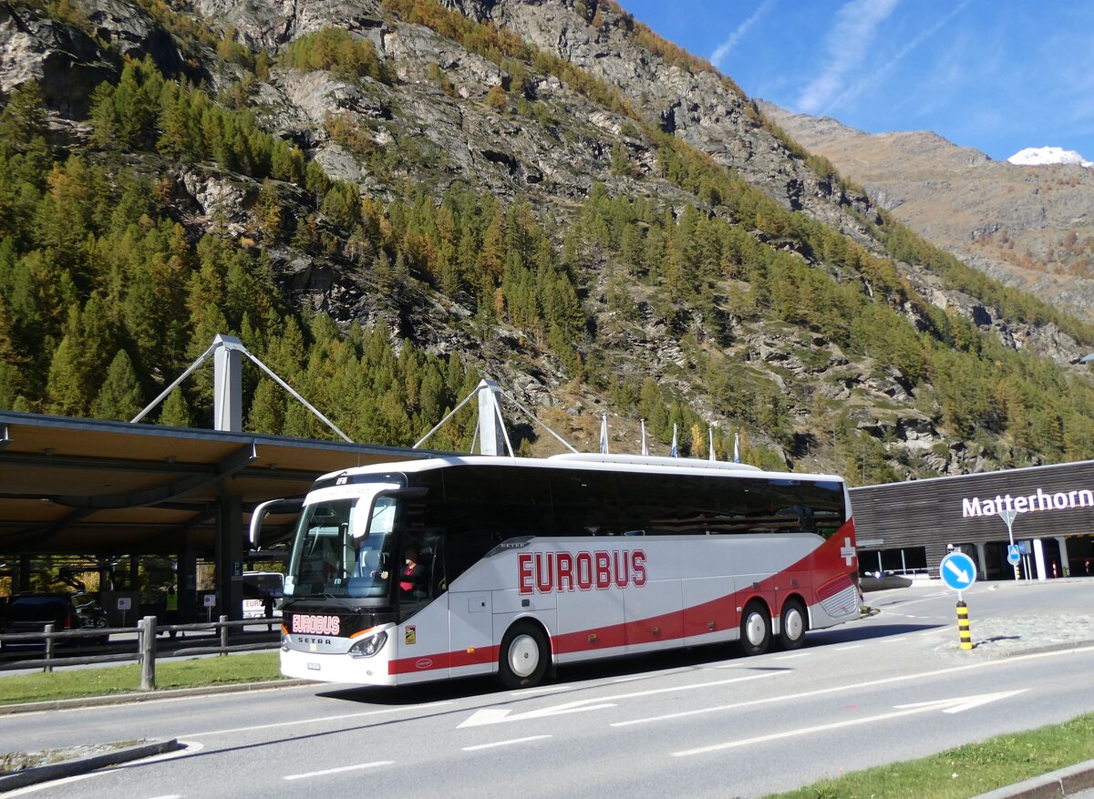 (268'356) - Funi-Car, Biel - Nr. 15/BE 203'815 - Setra am 21. Oktober 2024 beim Bahnhof T�sch