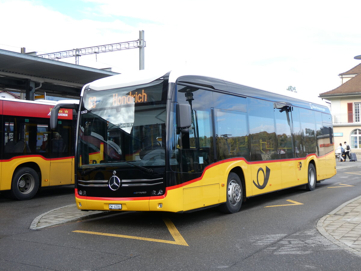 (268'384) - PostAuto Zentralschweiz (H�fliger) - OW 41'564/PID 12'023 - eMercedes am 22. Oktober 2024 beim Bahnhof Spiez