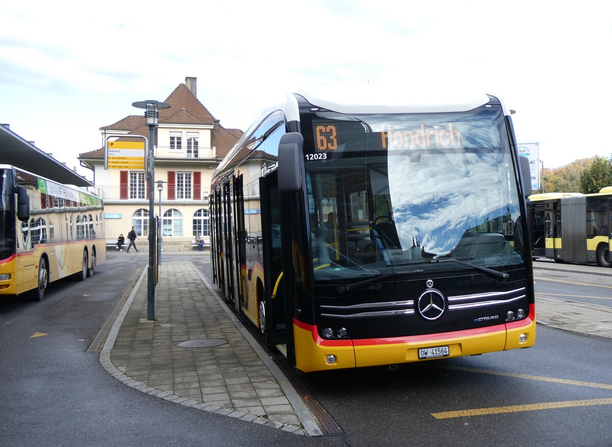 (268'385) - PostAuto Zentralschweiz (H�fliger) - OW 41'564/PID 12'023 - eMercedes am 22. Oktober 2024 beim Bahnhof Spiez