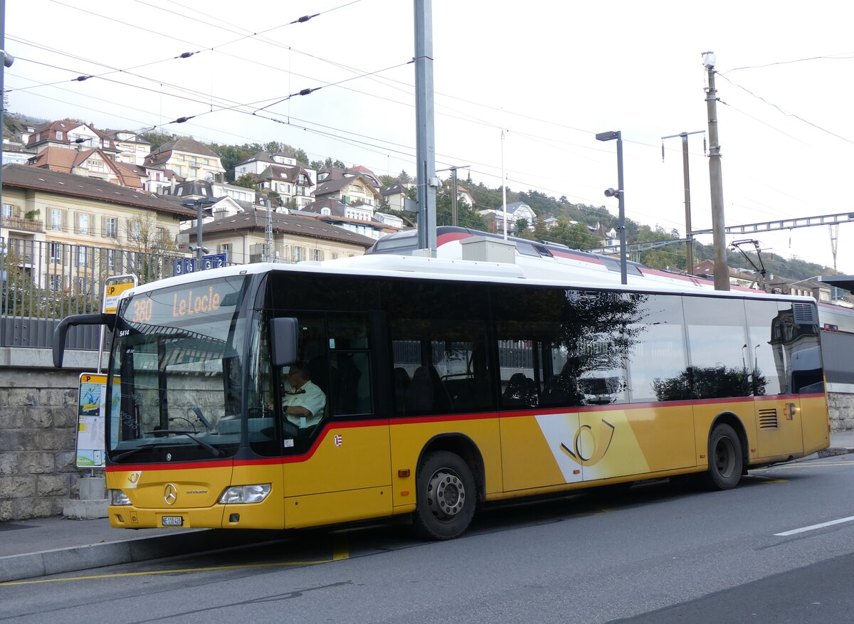 (268'394) - CarPostal Ouest - NE 110'426/PID 5414 - Mercedes (ex JU 28'172; ex Nr. 57; ex Stucki, Porrentruy Nr. 29) am 24. Oktober 2024 beim Bahnhof Neuch�tel