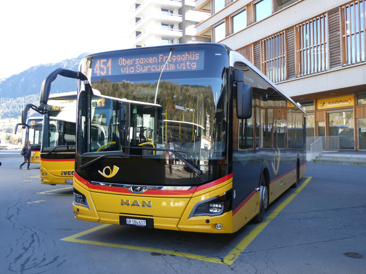 (268'833) - PostAuto Graub�nden - GR 184'617/PID 11'933 - MAN am 29. Oktober 2024 beim Bahnhof Ilanz