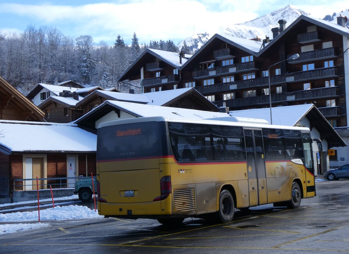 (270'059) - K�bli, Gstaad - Nr. 3/BE 330'862/PID 4535 - Setra am 21. Dezember 2024 beim Bahnhof Gstaad