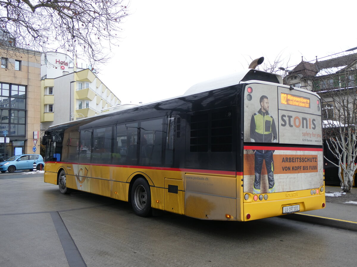 (270'431) - H�fliger, Sursee - Nr. 21/LU 197'101/PID 10'026 - Solaris am 30. Dezember 2024 beim Bahnhof Interlaken West (Einsatz PostAuto)