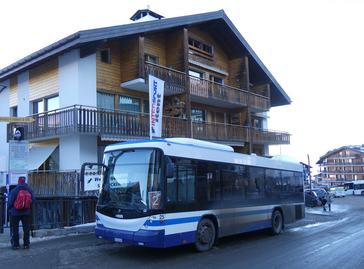 (270'490) - Lathion, Sion - Nr. 25/VS 404'042 - Scania/Hess (ex AHW Horgen; ex ZVB Zug Nr. 140) am 1. Januar 2025 in Haute-Nendaz, T�l�cabine
