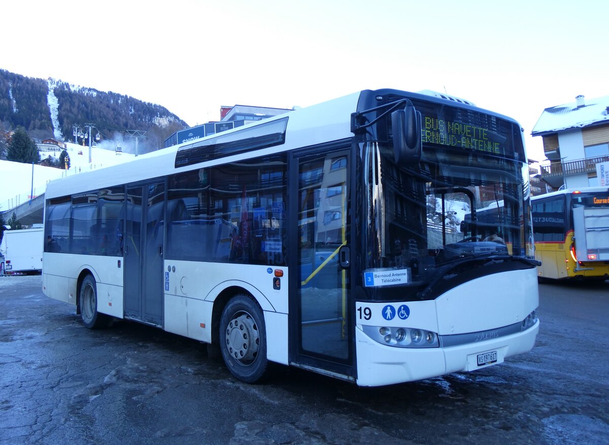 (270'497) - Lathion, Sion - Nr. 19/VS 197'617 - Solaris (ex Interbus, Yverdon Nr. 42; ex BRH ViaBus, D-Speyer; ex FirstGroup RheinNeckar, D-Speyer) am 1. Januar 2025 in Haute-Nendaz, T�l�cabine 