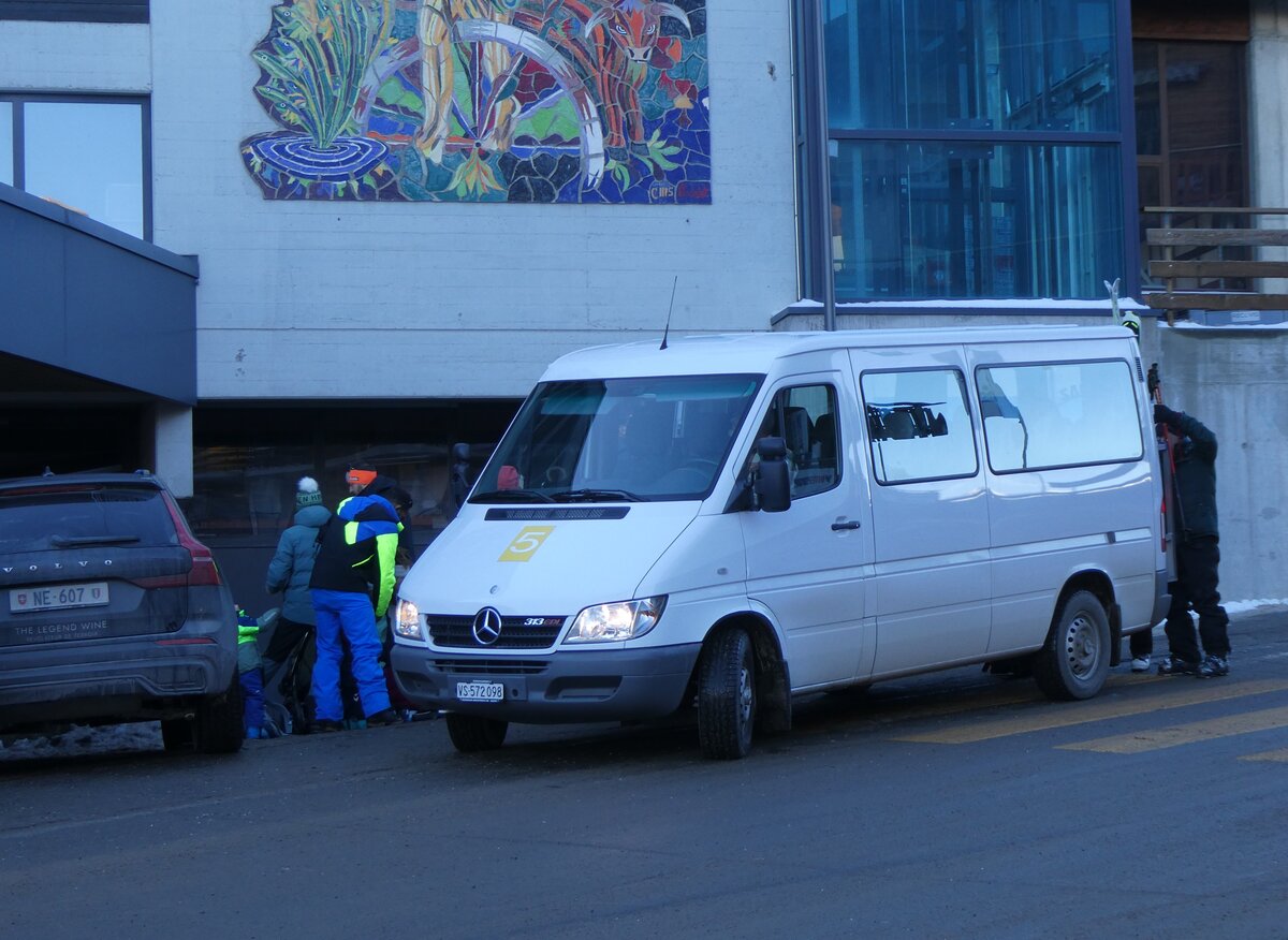 (270'511) - Fournier, Cond�mines - VS 572'098 - Mercedes am 1. Januar 2025 in Haute-Nendaz, T�l�cabine