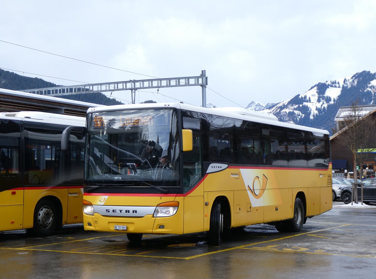 (270'716) - PostAuto Bern - Nr. 3/BE 707'891/PID 4535 - Setra (ex K�bli, Gstaad Nr. 3) am 6. Januar 2025 beim Bahnhof Gstaad