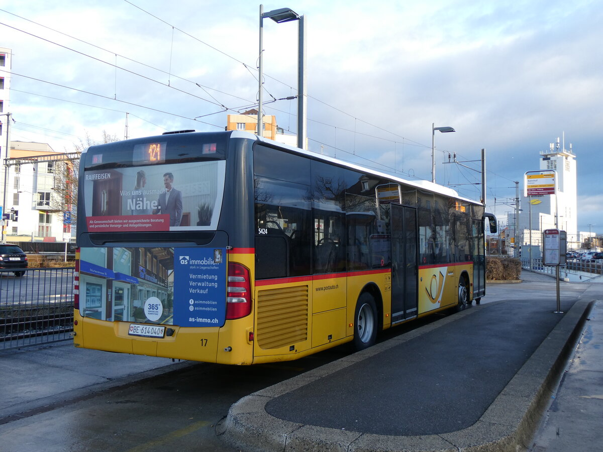 (270'771) - PostAuto Bern - Nr. 17/BE 614'040/PID 5424 - Mercedes (ex Steiner, Ortschwaben Nr. 17) am 9. Januar  2025 beim Bahnhof D�dingen