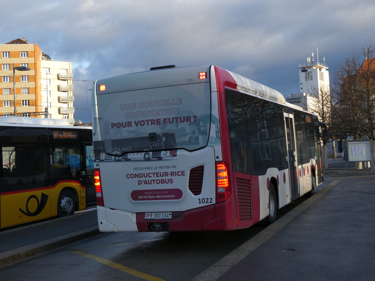 (270'772) - TPF Fribourg - Nr. 1022/FR 300'334 - Mercedes am 9. Januar 2025 beim Bahnhof D�dingen