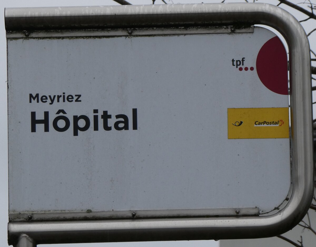 (270'778) - tpf/PostAuto-Haltestellenschild - Meyriez, H�pital - am 9. Januar 2025