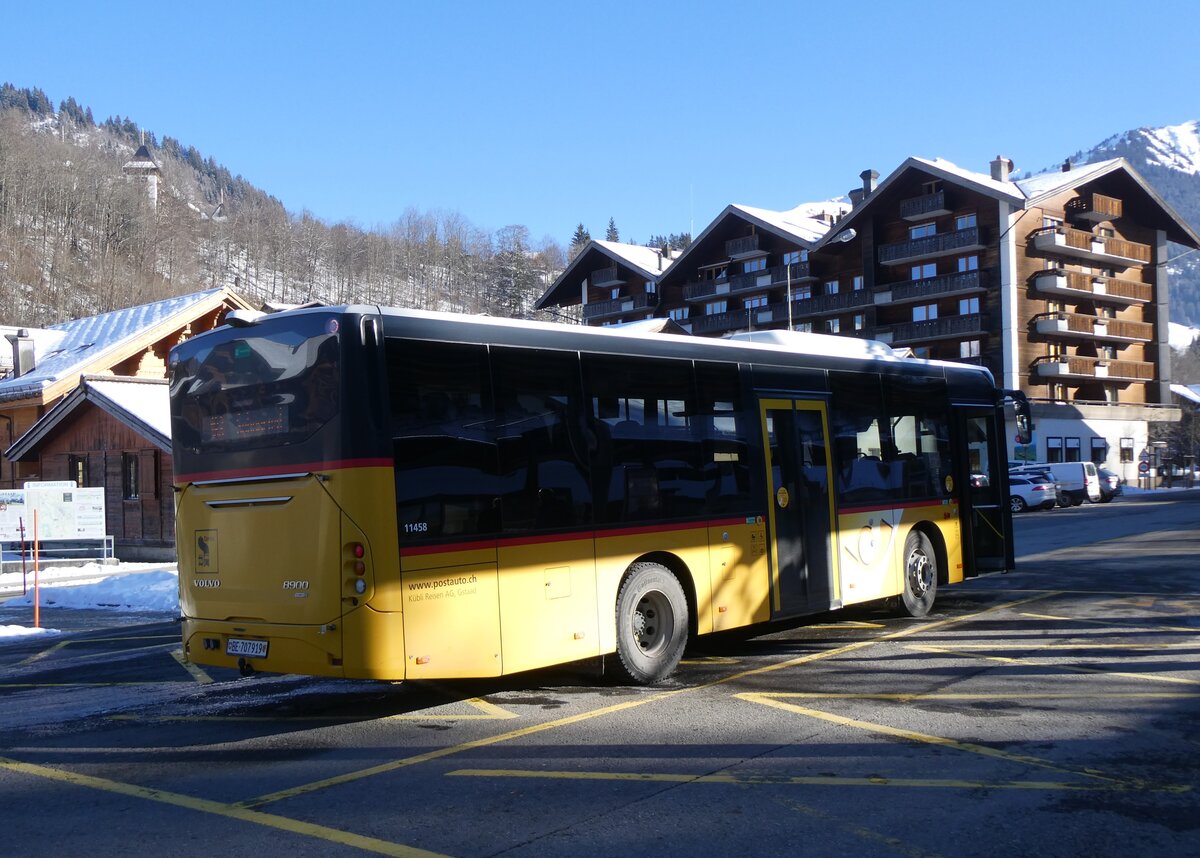 (271'129) - PostAuto Bern - BE 707'919/PID 11'458 - Volvo (ex K�bli, Gstaad) am 13. Januar 2025 beim Bahnhof Gstaad