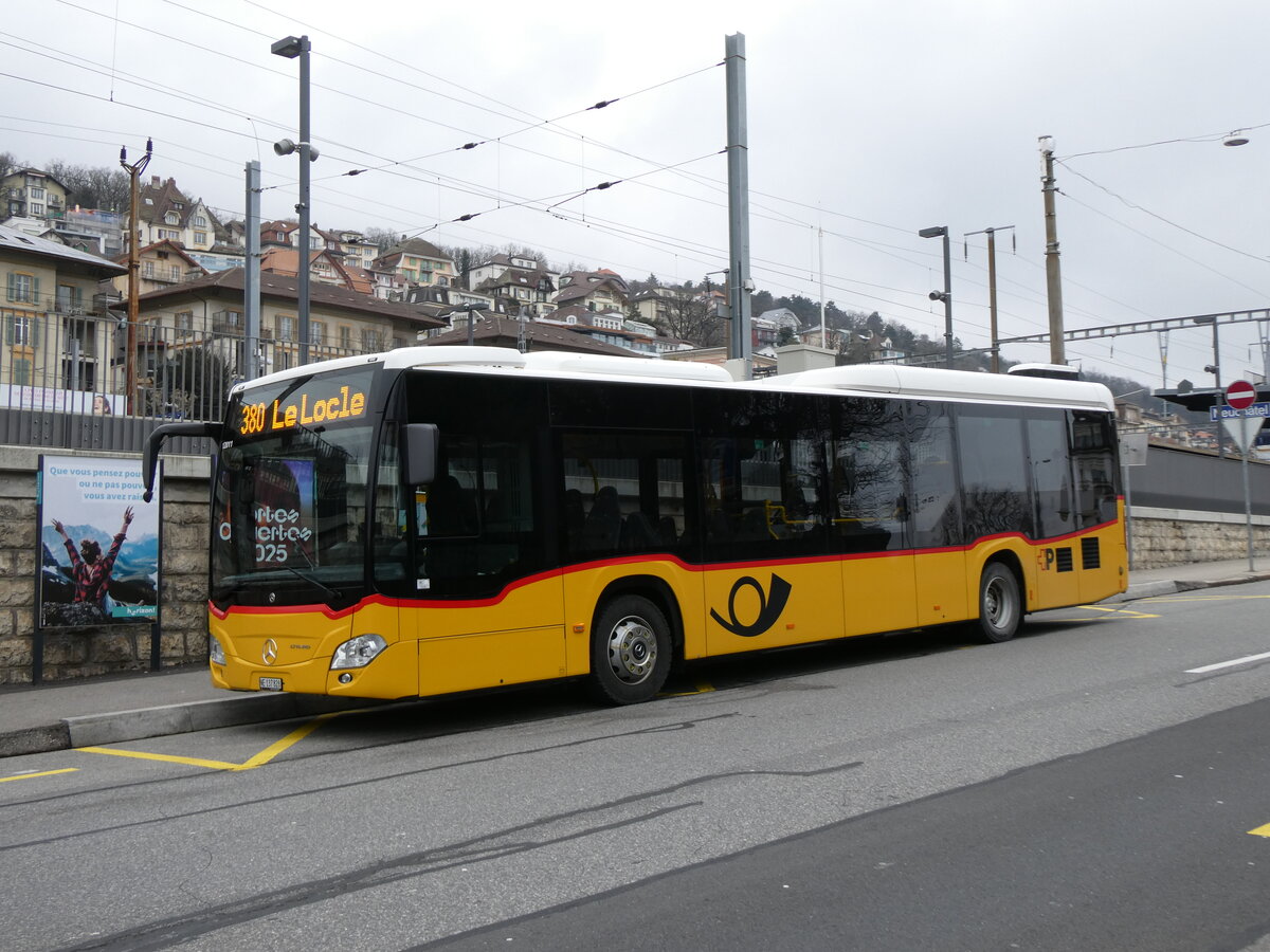 (271'553) - CarPostal Ouest - NE 137'828/PID 12'011 - Mercedes am 1. Februar 2025 beim Bahnhof Neuch�tel