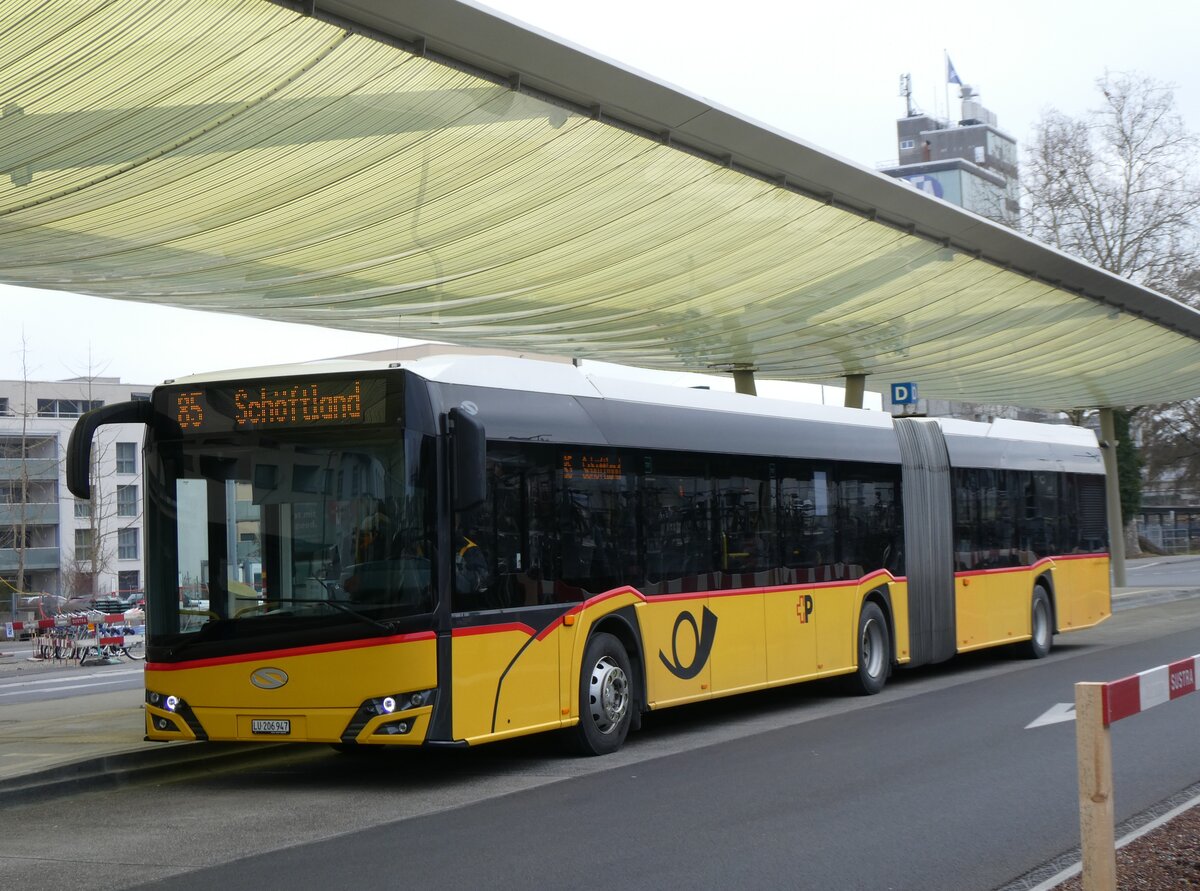 (271'691) - H�fliger, Sursee - Nr. 31/LU 206'947/PID 11'232 - Solaris am 7. Februar 2025 beim Bahnhof Sursee