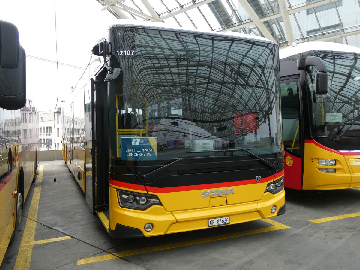 (271'928) - PostAuto Graub�nden - GR 85'630/PID 12'107 - Scania am 14. Februar 2025 in Chur, Postautostation