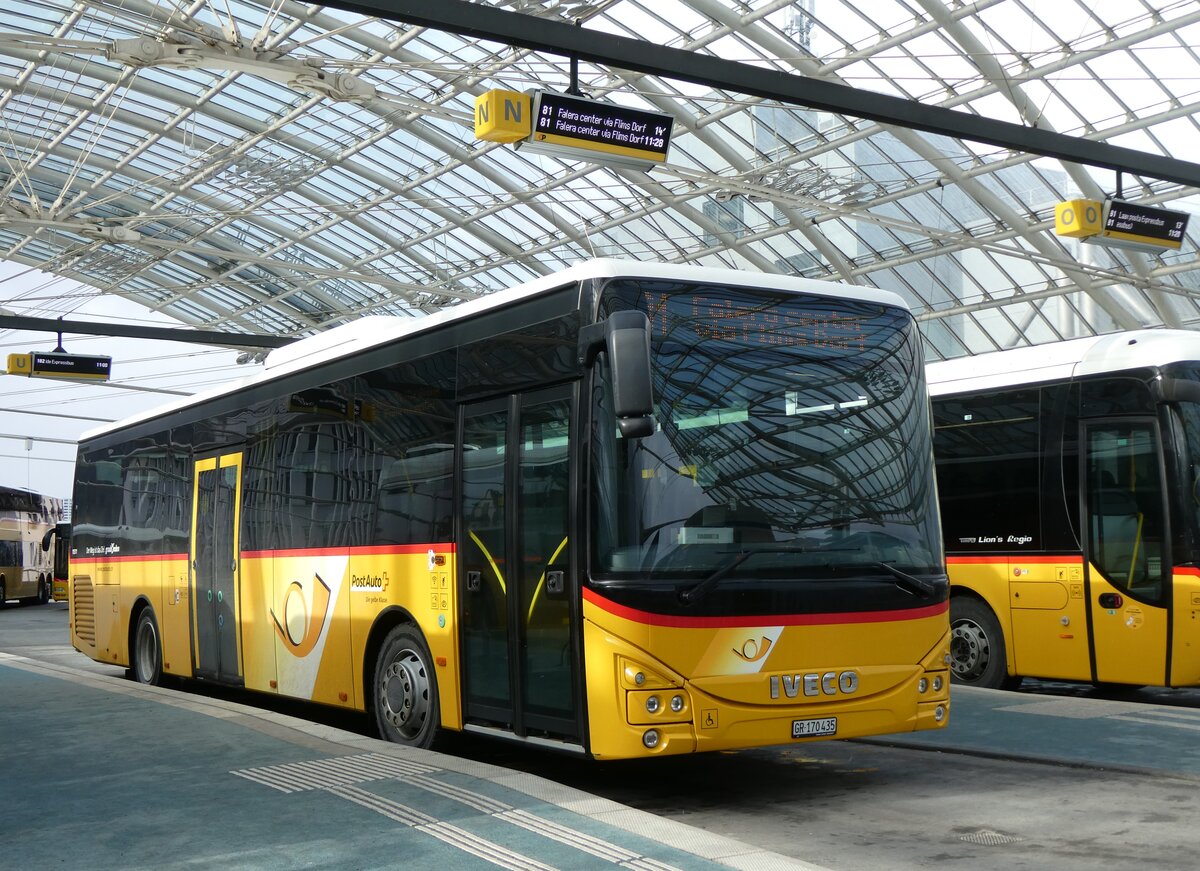 (271'998) - PostAuto Graub�nden - GR 170'435/PID 11'311 - Iveco am 14. Februar 2025 in Chur, Postautostation