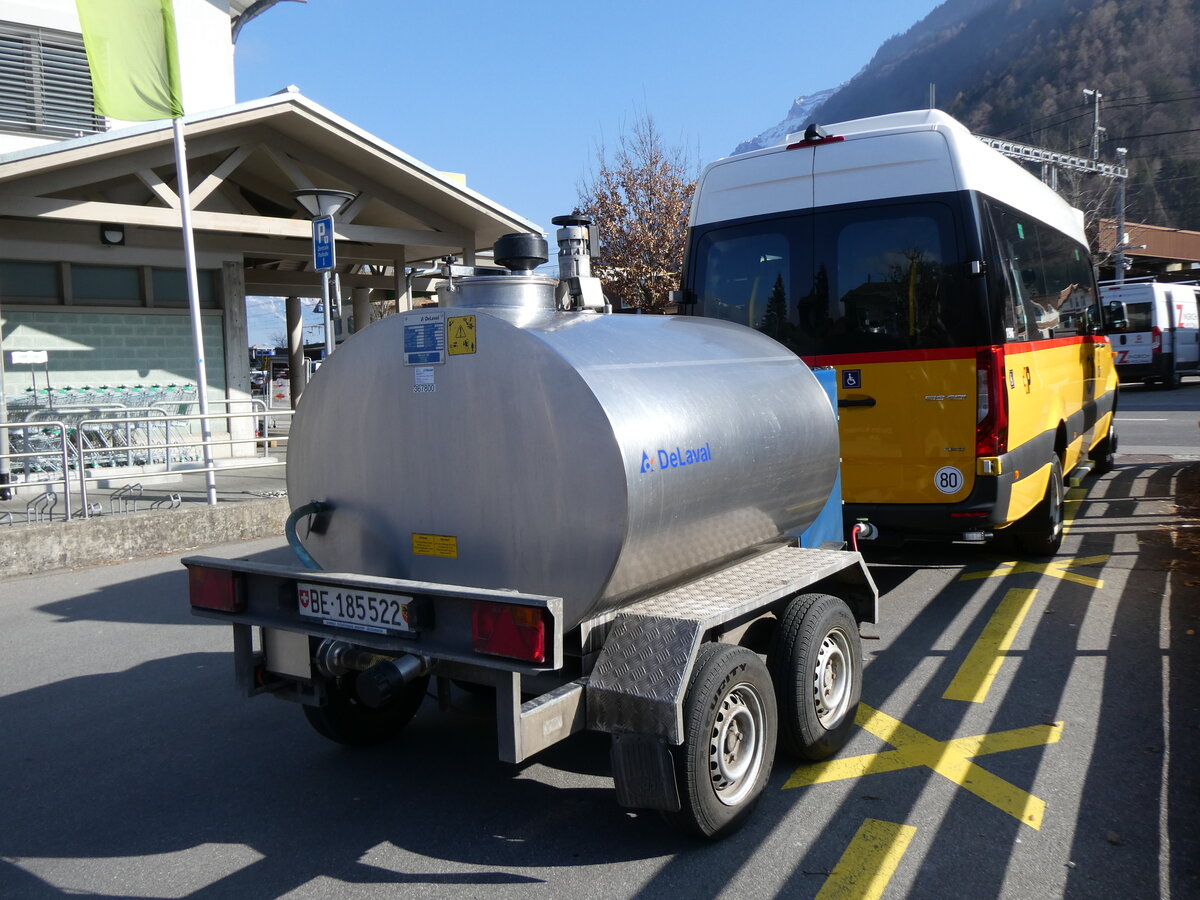 (272'215) - Milchproduzentengesellschaft, Saxeten - BE 185'522 - DeLaval Milchanh�nger am 18. Februar 2025 beim Bahnhof Wilderswil
