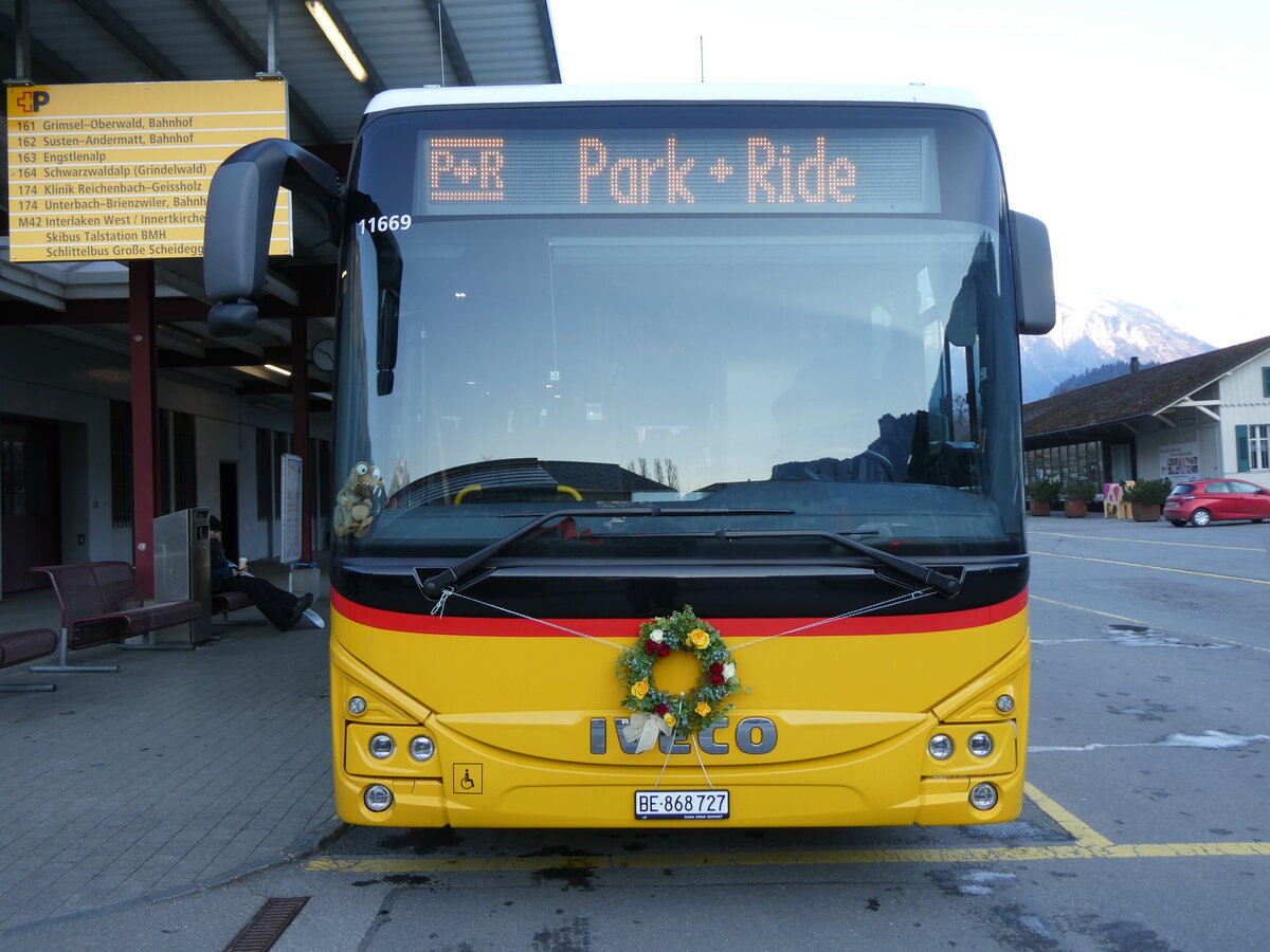 (272'616) - Fl�ck, Brienz - Nr. 27/BE 868'727/PID 11'669 - Iveco am 2. M�rz 2025 in Meiringen, Postautostation