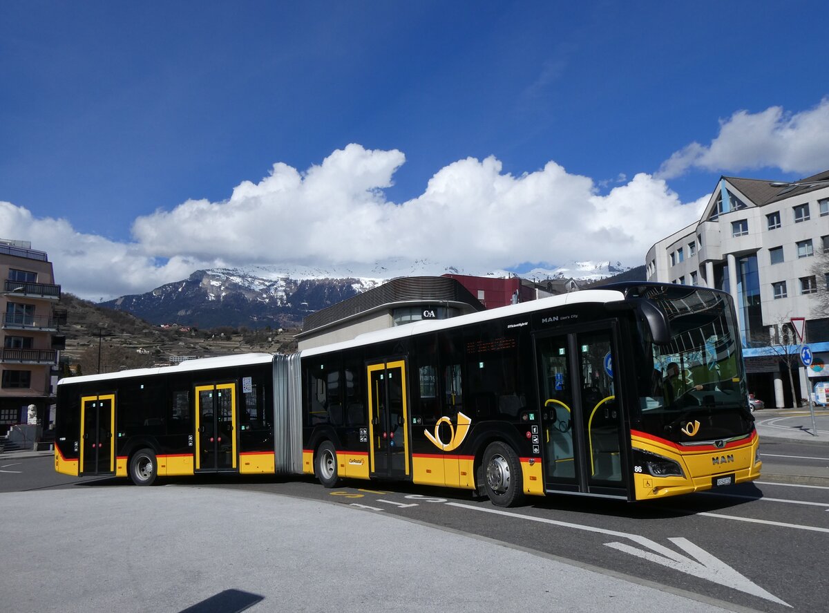 (272'768) - PostAuto Wallis - Nr. 86/VS 548'726/PID 11'889 - MAN am 11. M�rz 2025 beim Bahnhof Sion