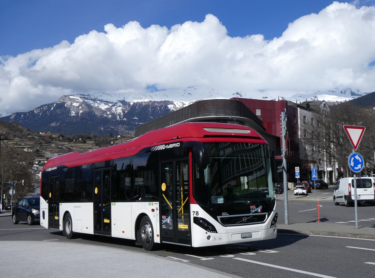 (272'777) - PostAuto Wallis - Nr. 78/VS 461'600/PID 10'682 - Volvo am 11. M�rz 2025 beim Bahnhof Sion
