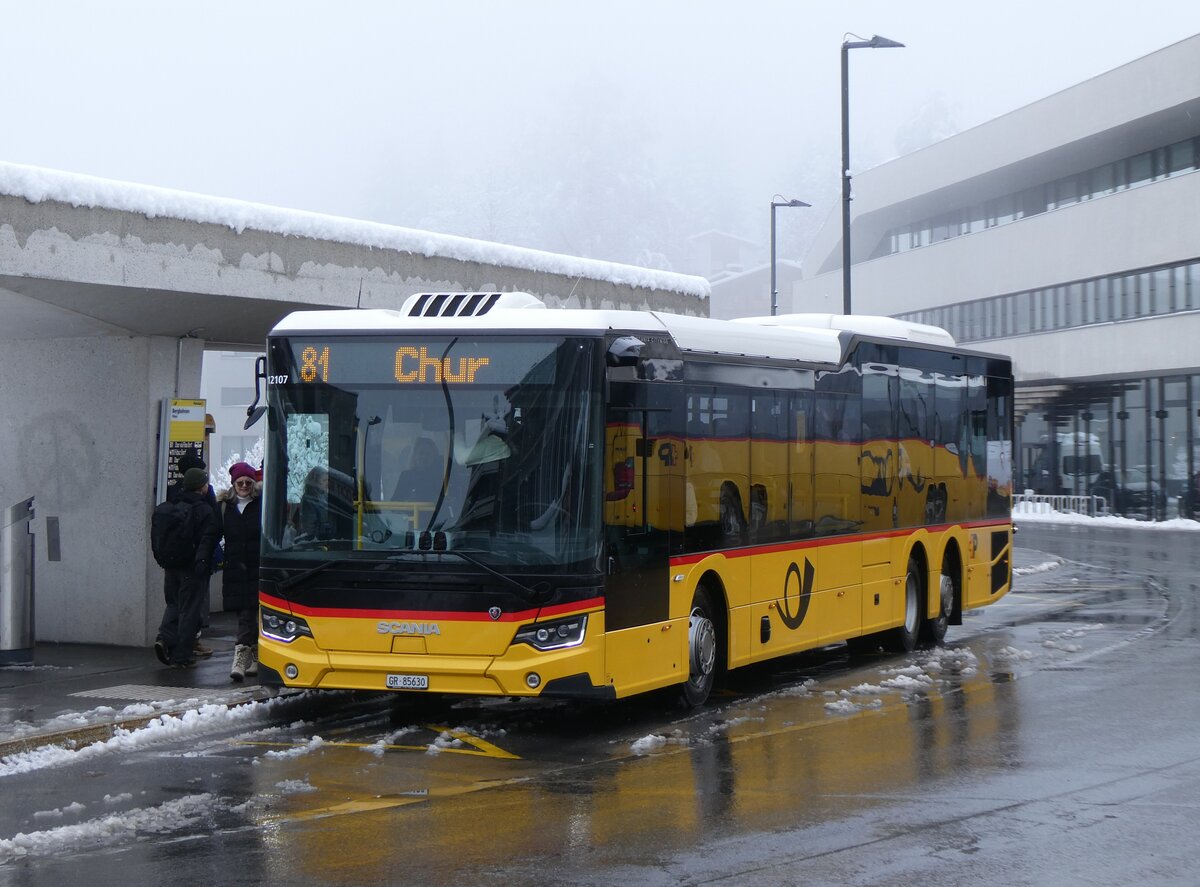 (272'877) - PostAuto Graub�nden - GR 85'630/PID 12'107 - Scania am 14. M�rz 2025 in Flims, Bergbahnen