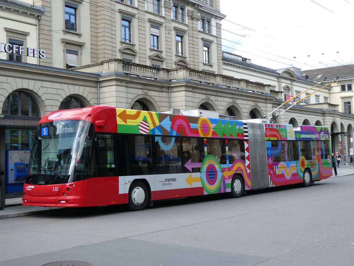 (273'175) - SW Winterthur - Nr. 132 - Hess/Hess Gelenktrolleybus am 24. M�rz 2025 beim Hauptbahnhof Winterthur