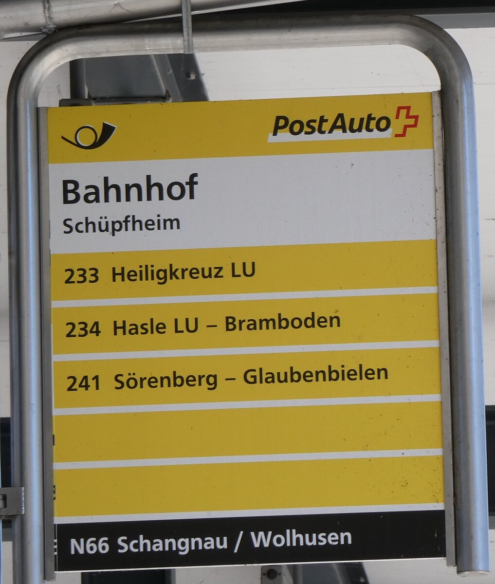 (273'824) - PostAuto-Haltestellenschild - Sch�pfheim, Bahnhof - am 11. April 2025