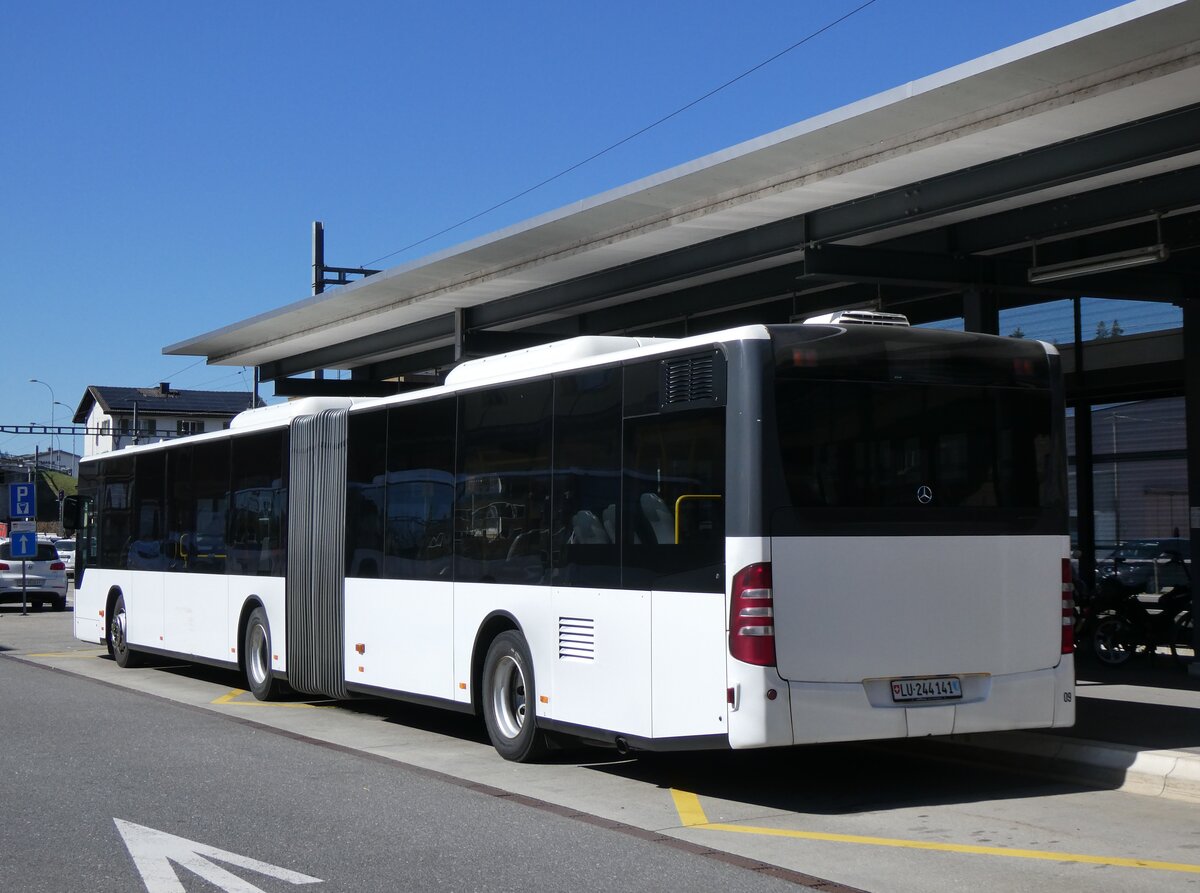 (273'826) - H�fliger, Sursee - Nr. 9/LU 244'141/PID 5395 - Mercedes am 11. April 2025 beim Bahnhof Sch�pfheim