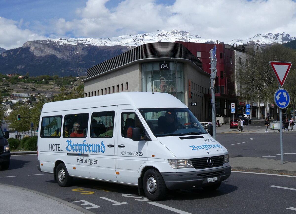 (273'970) - Hotel Bergfreund, Herbriggen - VS 633 - Mercedes am 14. April 2025 beim Bahnhof Sion