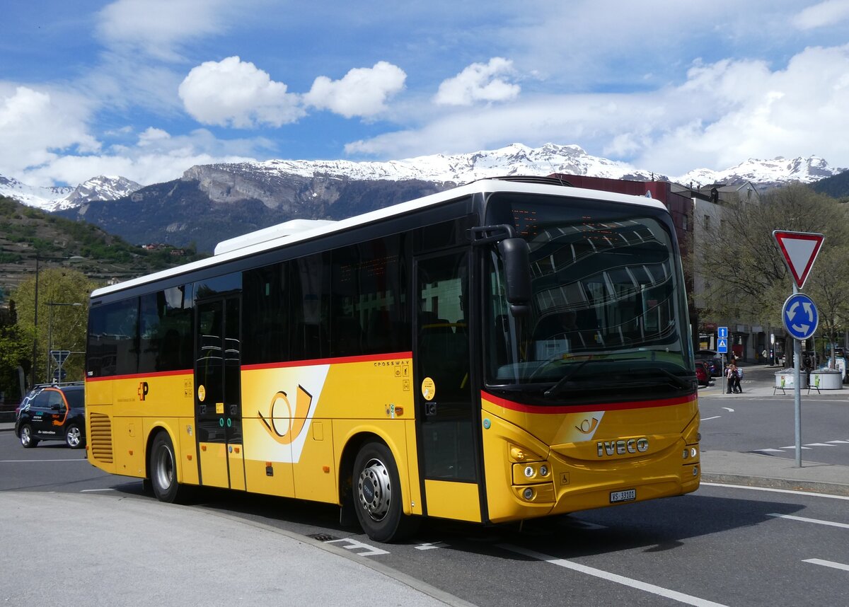 (273'987) - Ev�quoz, Erde - VS 33'101/PID 11'505 - Iveco am 14. April 2025 beim Bahnhof Sion 