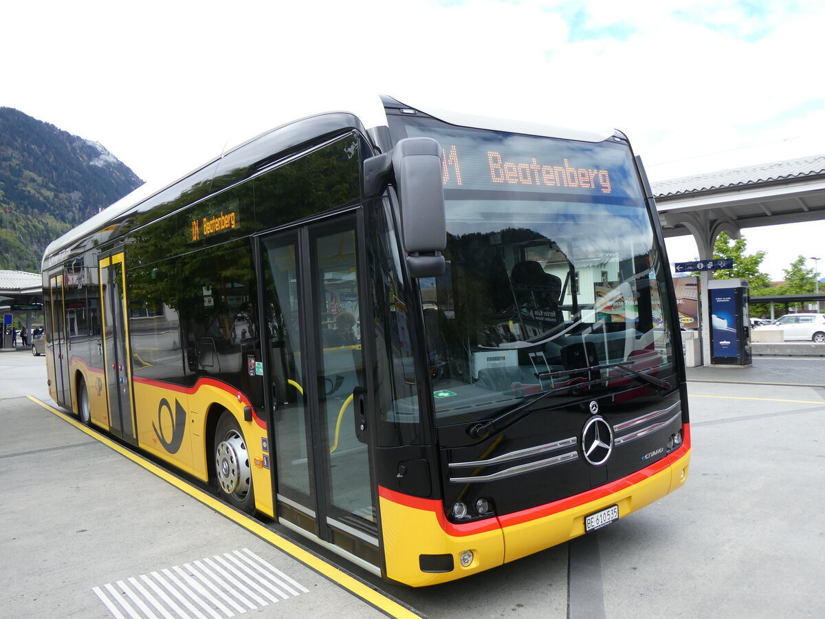 (274'154) - PostAuto Bern - BE 610'535/PID 12'124 - eMercedes am 24. April 2025 beim Bahnhof Interlaken West