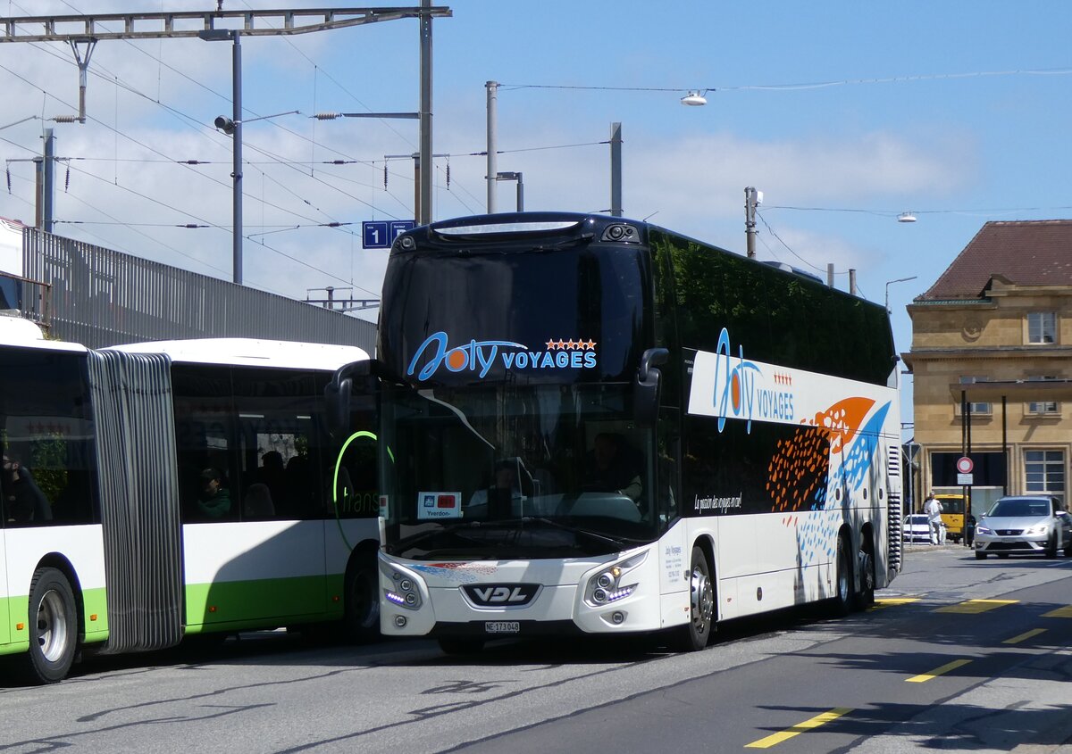 (274'279) - Joly Voyages, Les Breuleux - NE 173'048 - VDL (ex Rope, D-Bordesholm) am 26. April 2025 beim Bahnhof Neuch�tel