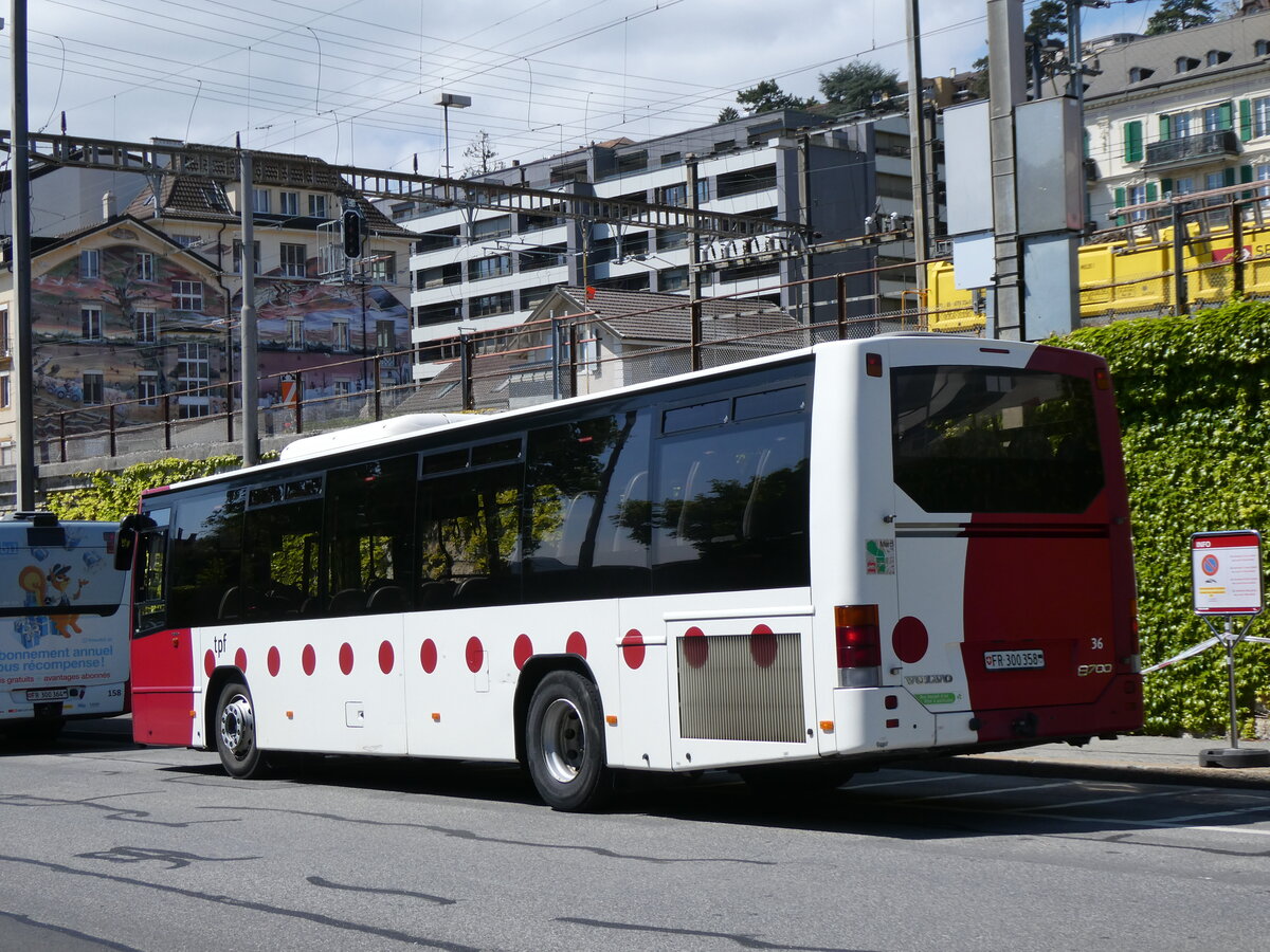 (274'294) - TPF Fribourg - Nr. 36/FR 300'358 - Volvo am 26. April 2025 beim Bahnhof Neuch�tel