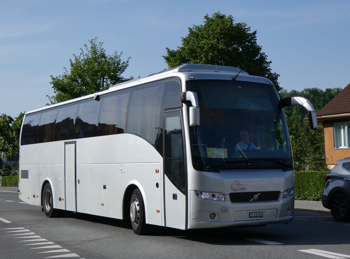 (274'508) - Rosy Viaggi, Stabio - TI 132'840 - Volvo am 2. Mai 2025 beim Bahnhof Spiez