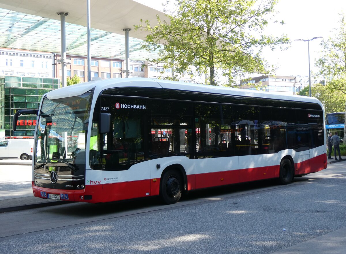 (275'269) - HHA Hamburg - Nr. 2437/HH-XB 2437 - eMercedes am 9. Mai 2025 beim Hauptbahnhof Hamburg